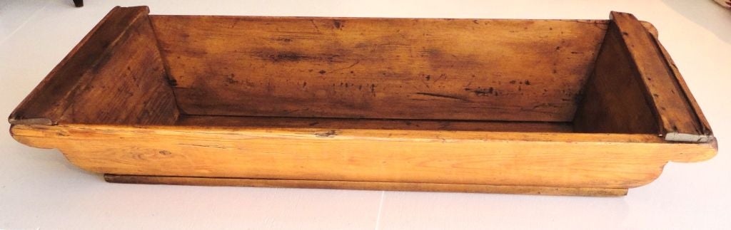 WONDERFUL PINE 19THC DOUGH TRAY FROM NEW ENGLAND IN NATURAL OLD SURFACE.THIS DOUGH BIN HAS EARLY BIG HANDMADE NAILS ON THE BASE.WONDERFUL CUTOUTS AND GREAT CONDITION.
