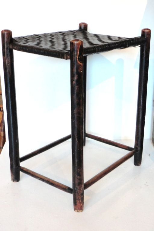 Volkstümlicher originaler oberflächenbemalter Weberhocker aus Neuengland, 19. Jahrhundert. Dieser originale Binsen-Sitzhocker ist in sehr gutem Zustand und sehr stabil.
 