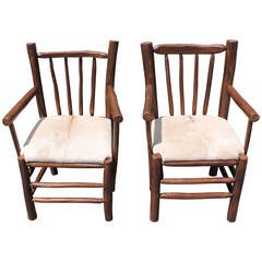 Coppia di oggetti rustici  Sedie in legno di Hickory con sedili in pelle di mucca