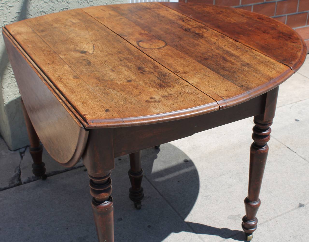 Early 19th Century Round Rustic Drop-Leaf Table In Distressed Condition In Los Angeles, CA