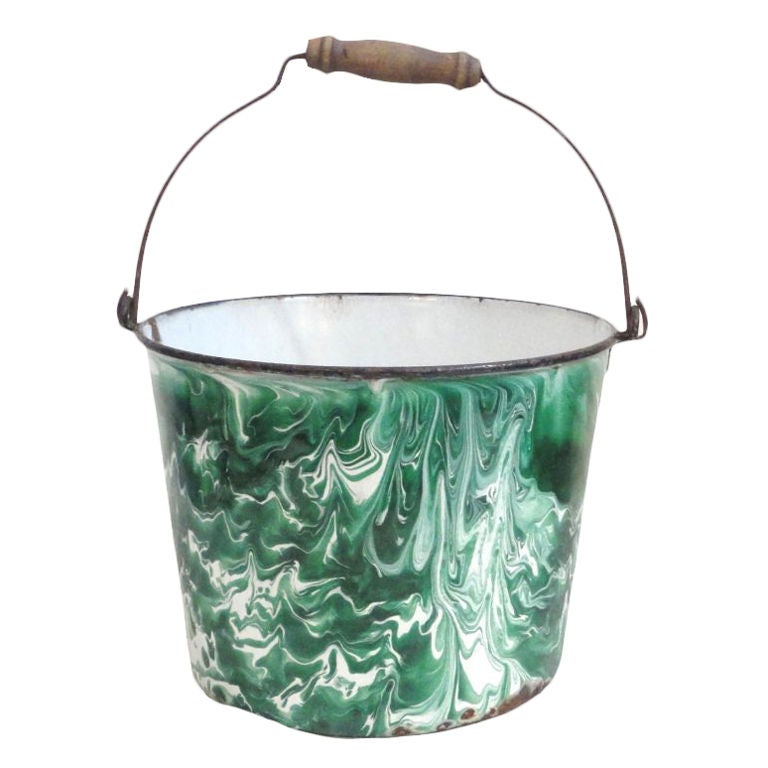 RARE AND UNIQUE EMERALD GREEN AND WHITE GRANITE WARE  WATER BUCKET WITH THE ORIGINAL HANDLE.GREAT CONDITION WITH MINOR WEAR CHIPS IN BASE.THIS BUCKET HAS SUCH GREAT PRESENCE .