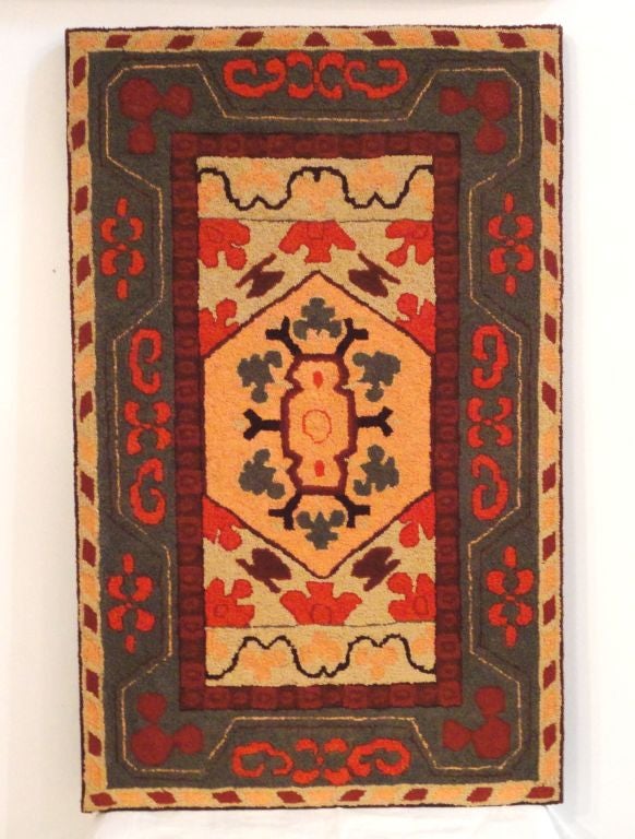 Wunderbare Variationen von PA. Niederländische Farben und typische Farben der Lancaster Co. Supergeometrischer handgehäkelter Teppich auf Leinenrahmen genäht. Die Farben von Lachs, Orange, Hellbraun und Grüntönen. Tolle Wandkunst. Der Zustand ist