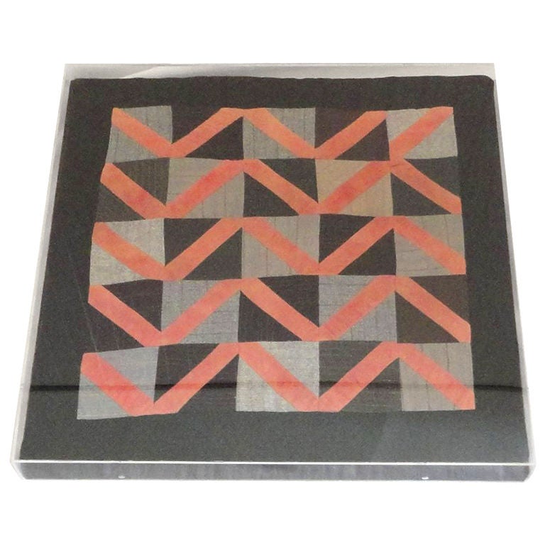 1930er Amish Wool Doll Quilt in Plexiglasrahmen in einem Zig Zag-Muster im Angebot