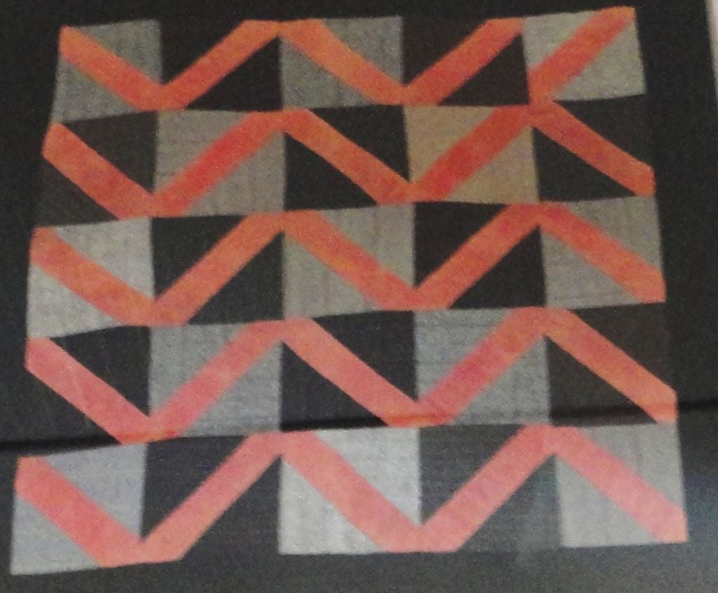 1930er Amish Wool Doll Quilt in Plexiglasrahmen in einem Zig Zag-Muster (Volkskunst) im Angebot