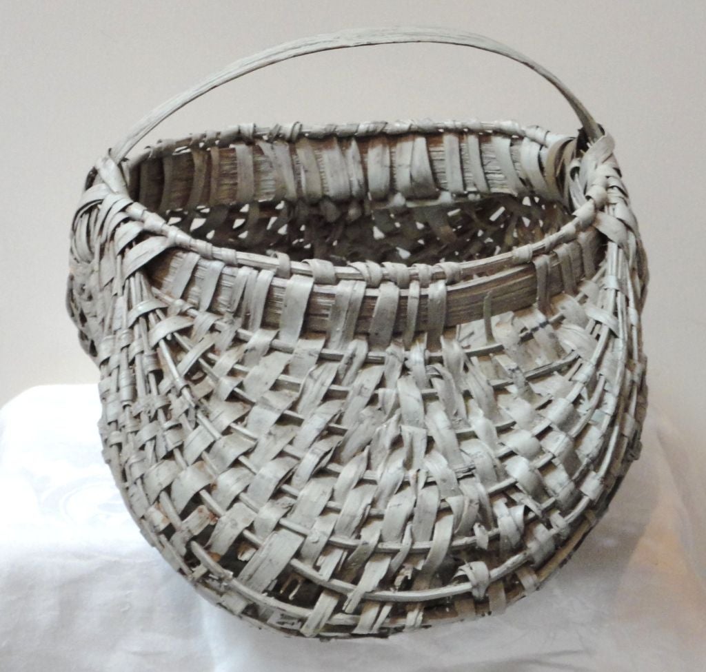 19th Century Original Grey Painted Honey Basket from Pennsylvania In Good Condition For Sale In Los Angeles, CA