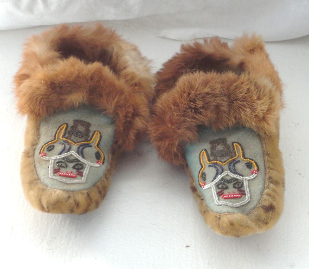 PAIR OF 19THC BEADED INDIAN MOCCASIN'S WITH FOX FUR TRIM AND SEAL SKIN BODY.GREAT CONDITION WITH MINOR WEAR ON THE BASE OF THE MOCCASIN'S.