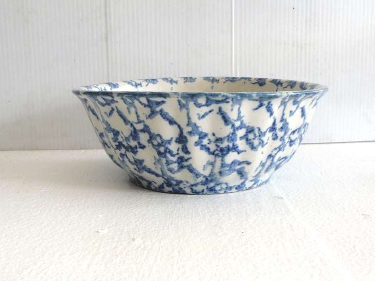 Large 19th Century Fluted Spongeware Bowl In Excellent Condition For Sale In Los Angeles, CA