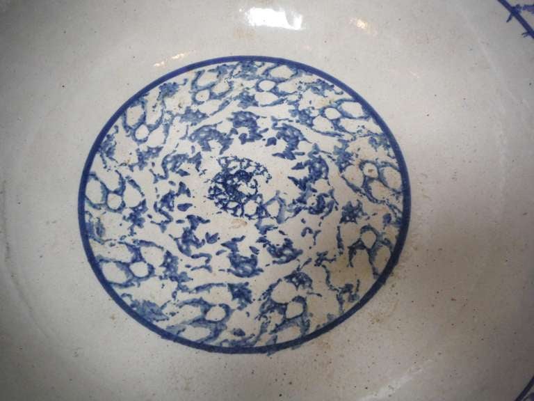 Large 19th Century Sponge Ware Serving Bowl In Excellent Condition In Los Angeles, CA
