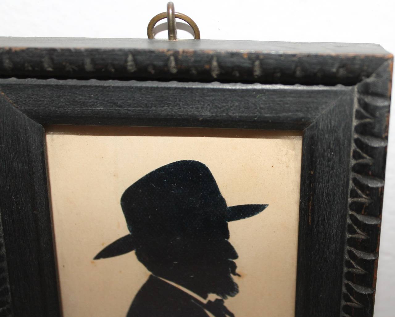 Cette silhouette représente le gentleman colonial du 19ème siècle, propriétaire d'une plantation. Cet article a été bien entretenu et présente une usure mineure correspondant à son âge. Cet article est signé sur la partie arrière. Le cadre semble