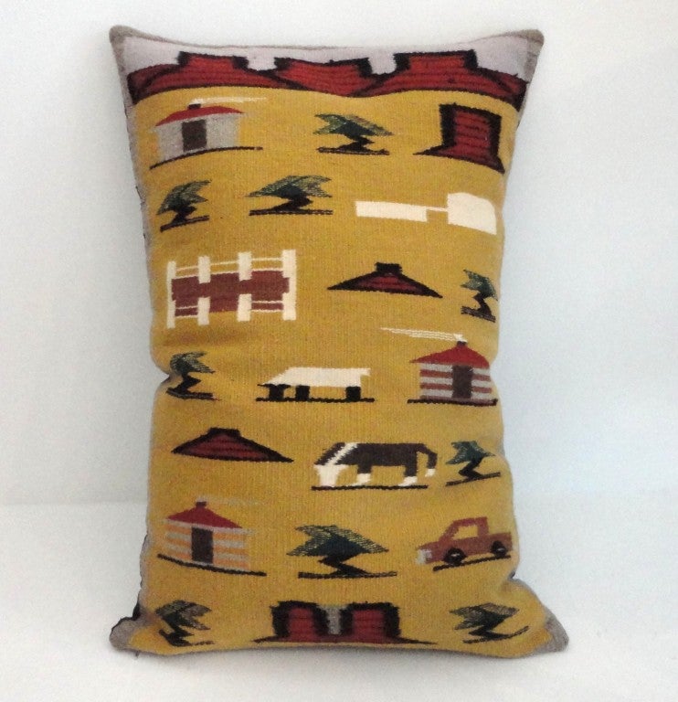 C'est un oreiller de polochon Navajo amusant et folklorique avec les animaux du ranch, le camion et les maisons. Il s'impose dans une pièce, sur une chaise ou un canapé. Le support est un lin de couleur chocolat foncé. L'état est très bon.