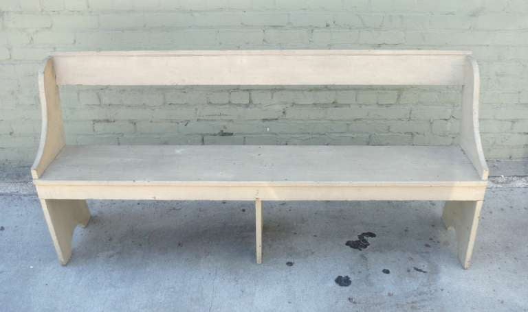 19thc Original Cream Painted Farmhouse  Bench From Pennsylvania In Distressed Condition In Los Angeles, CA