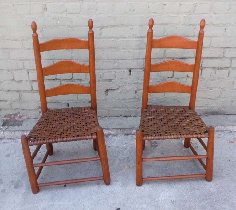 19. Jh. Frühe Shaker-Stühle im Neuengland-Stil mit Leiterrücken.