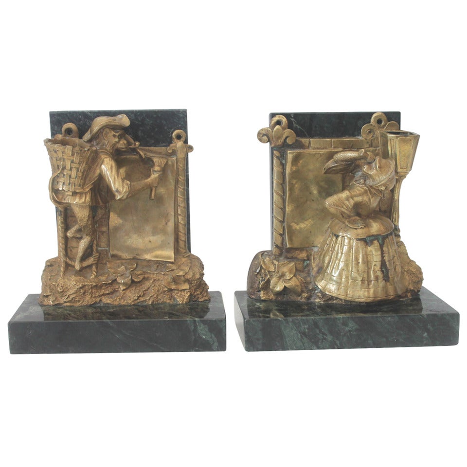 Paar Buchstützen aus Bronze mit Affenmuster und grünem Marmor