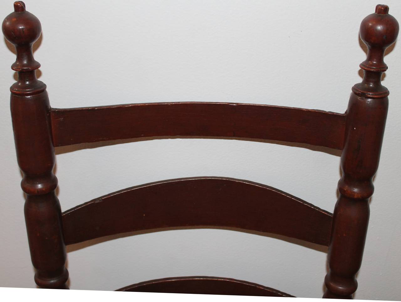 Exquisiter, original bemalter Kiefernsessel aus dem 18. Jahrhundert mit Leiterlehne und einem maßgefertigten blau-weißen Leinenkissen. Dieser Sessel hat eine tolle Patina und eine unberührte Originalfarbe.

Mit Leinenkissen beträgt die Sitzhöhe