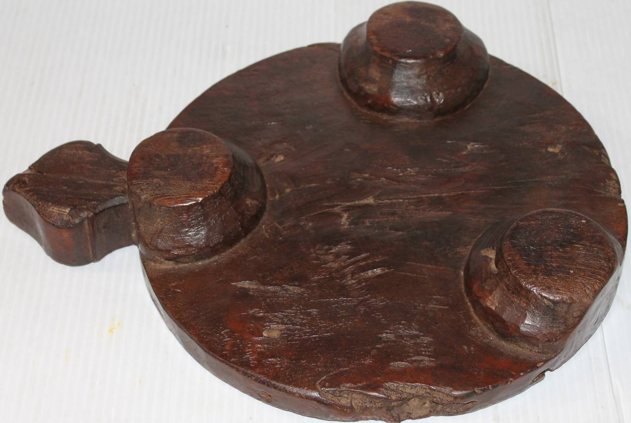 Early 19th Century Round Cutting Board on Feet In Distressed Condition In Los Angeles, CA