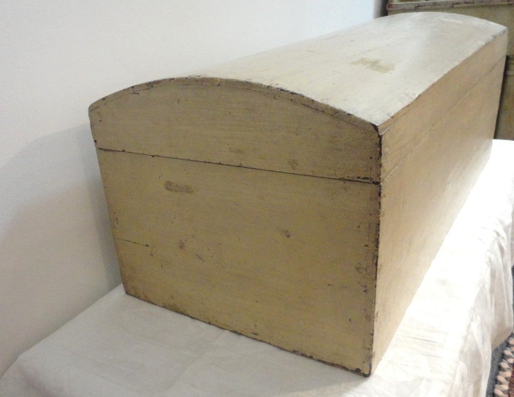 19th Century Original Cream Painted Dome Top Trunk from New England In Good Condition In Los Angeles, CA