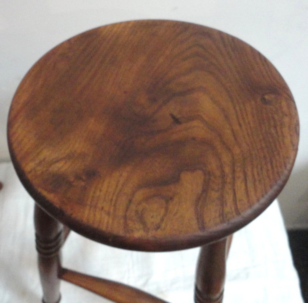Pair of Early 19th Century Walnut English Pub Stools In Good Condition In Los Angeles, CA