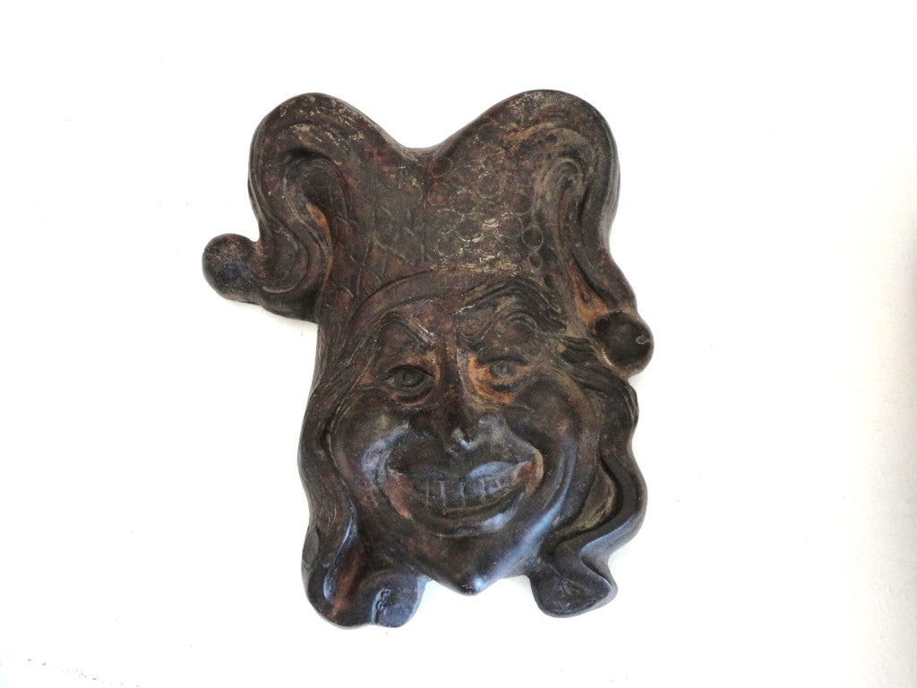 Fantastica scultura popolare da parete del XIX secolo raffigurante un giullare di corte inglese, che sembra un burlone. Questa scultura folcloristica sembra provenire da un luna park o da un circo, ma era l'uomo che intratteneva re e regine. È molto