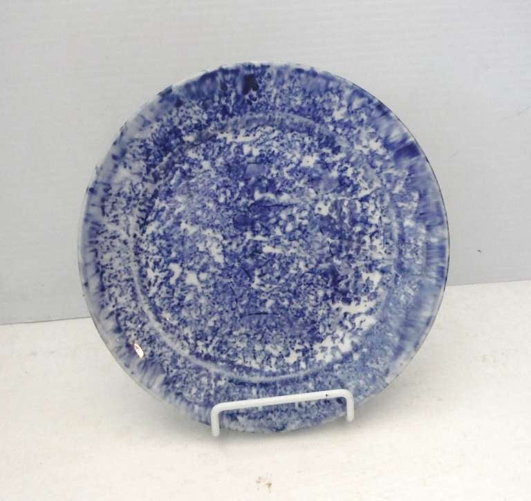 Cette assiette en poterie d'éponge du début du XIXe siècle est en excellent état et présente des couleurs magnifiques. Une belle addition à une collection de spongeware. Superbe pièce d'étagère.