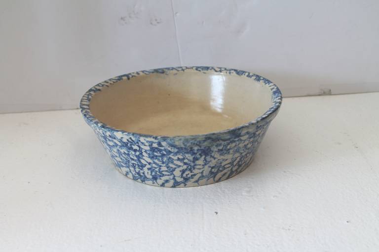 19th century spongeware bake dish or serving bowl. This sponge bowl is in great condition and is very hard to find is this form. Great in the center of a table filled with fruit.