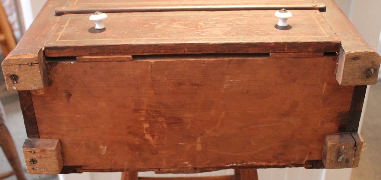 Commode à trois tiroirs d'origine pour enfants du 19ème siècle en vente 1