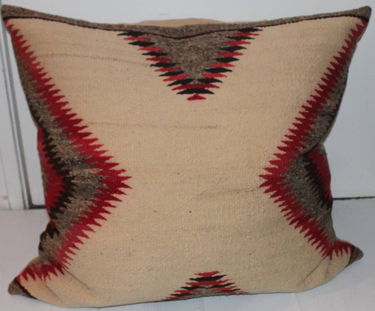 Fantastic feather edge weaving pillow in wonderful condition. This beauty has a antique tan cotton linen backing.