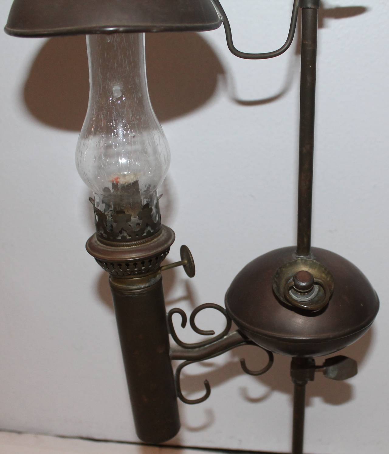 Seltene und frühe amerikanische Öllampe aus Messing aus dem 19. Jahrhundert (Amerikanisch Kolonial) im Angebot