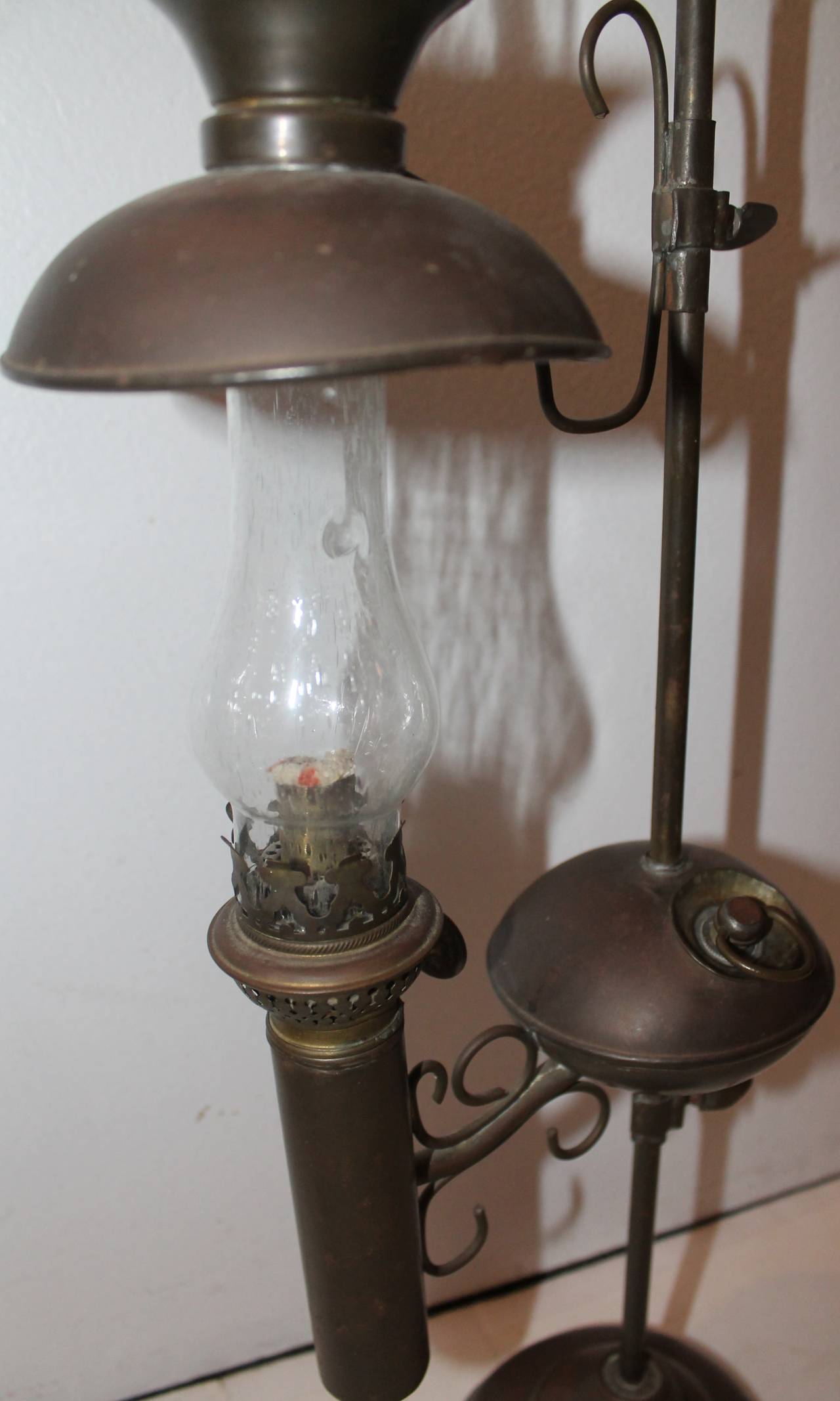 Américain Rare et ancienne lampe à huile américaine en laiton du XIXe siècle en vente