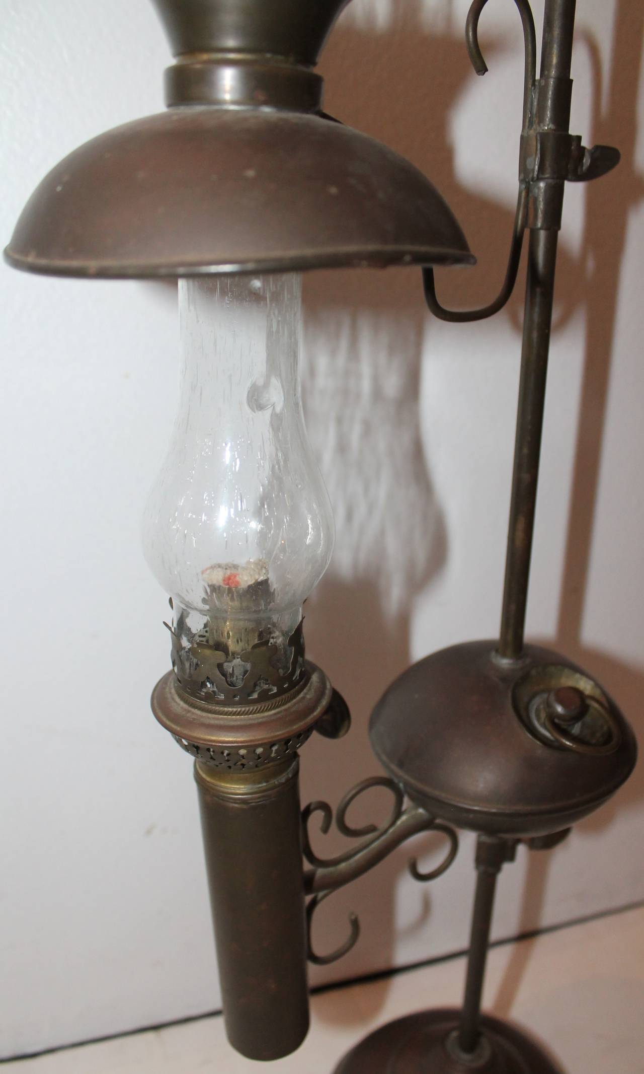 Seltene und frühe amerikanische Öllampe aus Messing aus dem 19. Jahrhundert im Zustand „Gut“ im Angebot in Los Angeles, CA