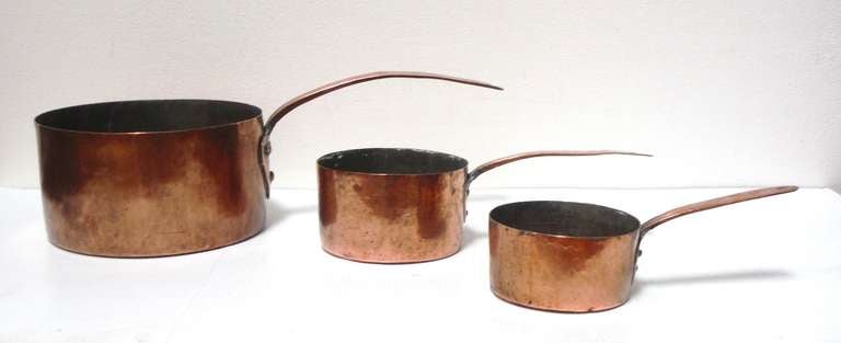 Collection de trois pots en cuivre faits à la main du 18ème siècle Excellent état - En vente à Los Angeles, CA