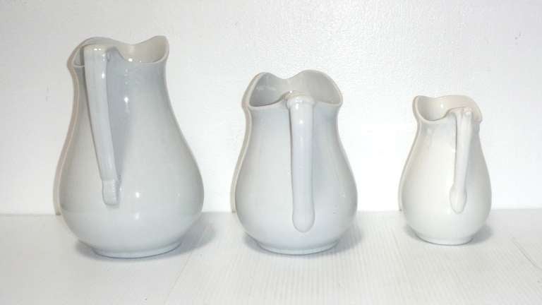 Group of Three 19th Century English Ironstone Pitchers In Excellent Condition In Los Angeles, CA