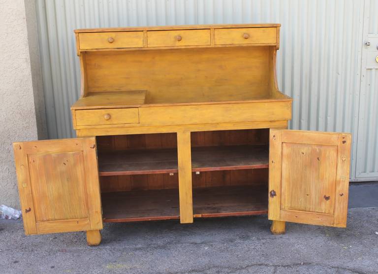 19th Century Mustard  Painted High Back Dry Sink From Pennsylvania In Excellent Condition In Los Angeles, CA