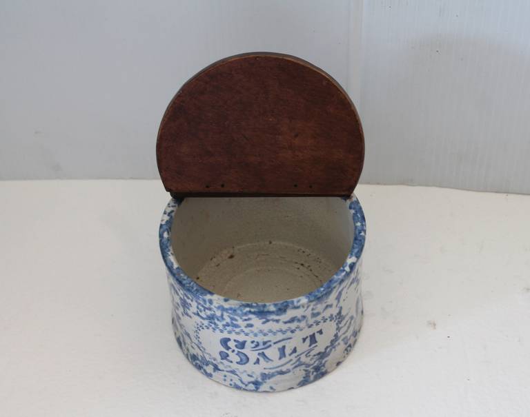 Unusual Lidded 19th Century Sponge Ware Salt Crock In Excellent Condition In Los Angeles, CA