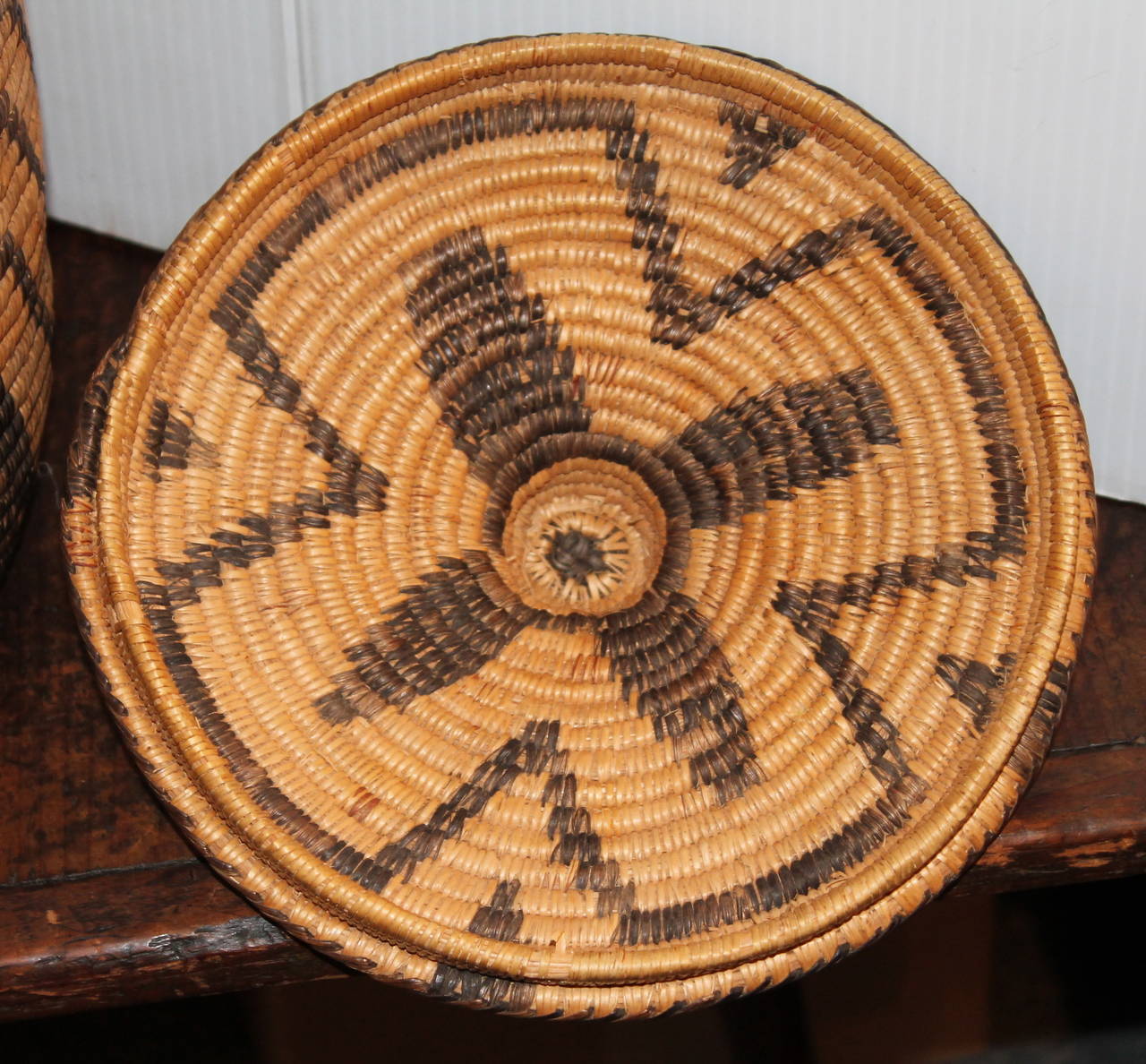 Geometric Papago American  Indian  Lided Storage Basket In Good Condition In Los Angeles, CA