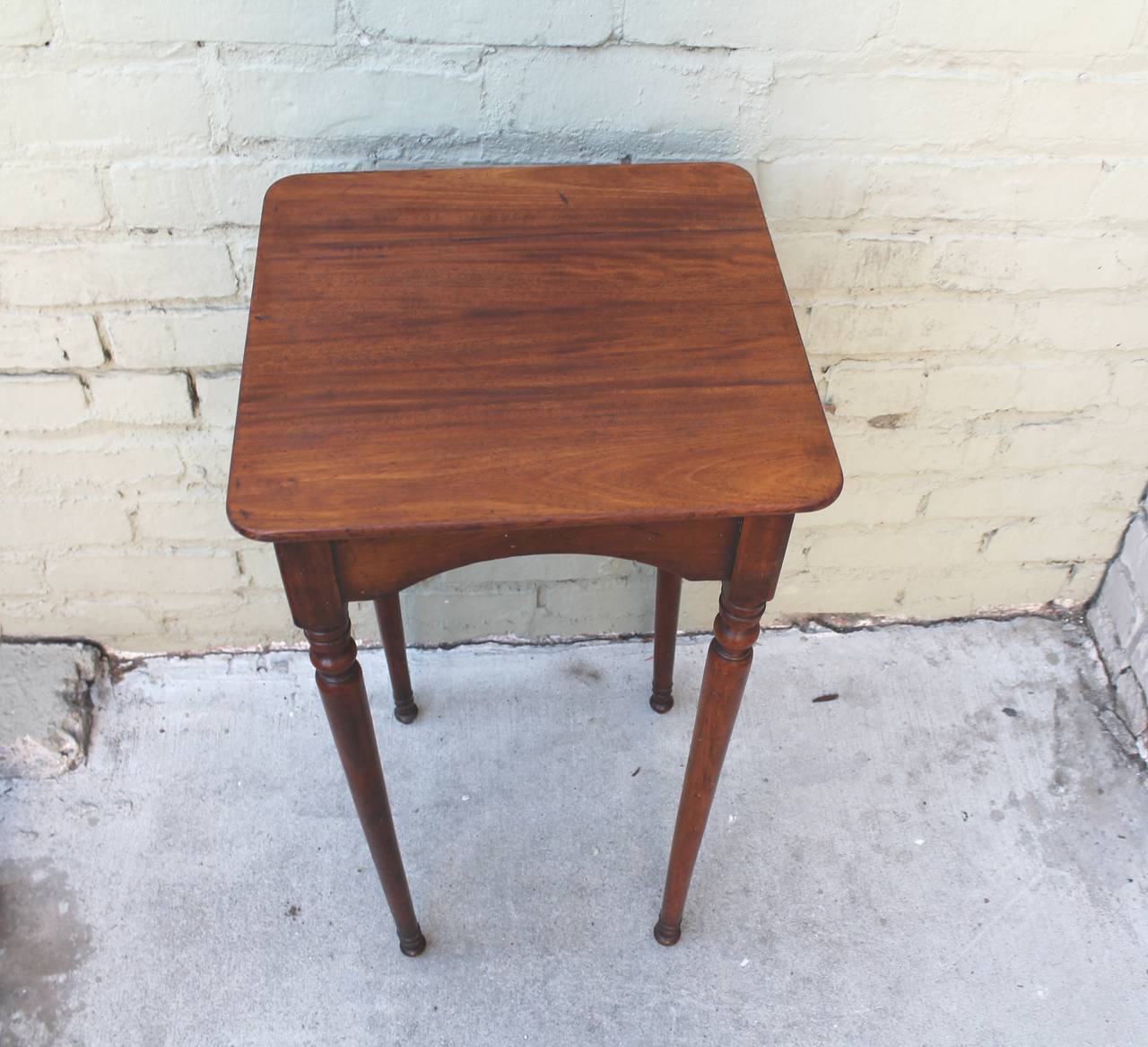 Early 19th Century Walnut, New England, Side Table In Excellent Condition In Los Angeles, CA