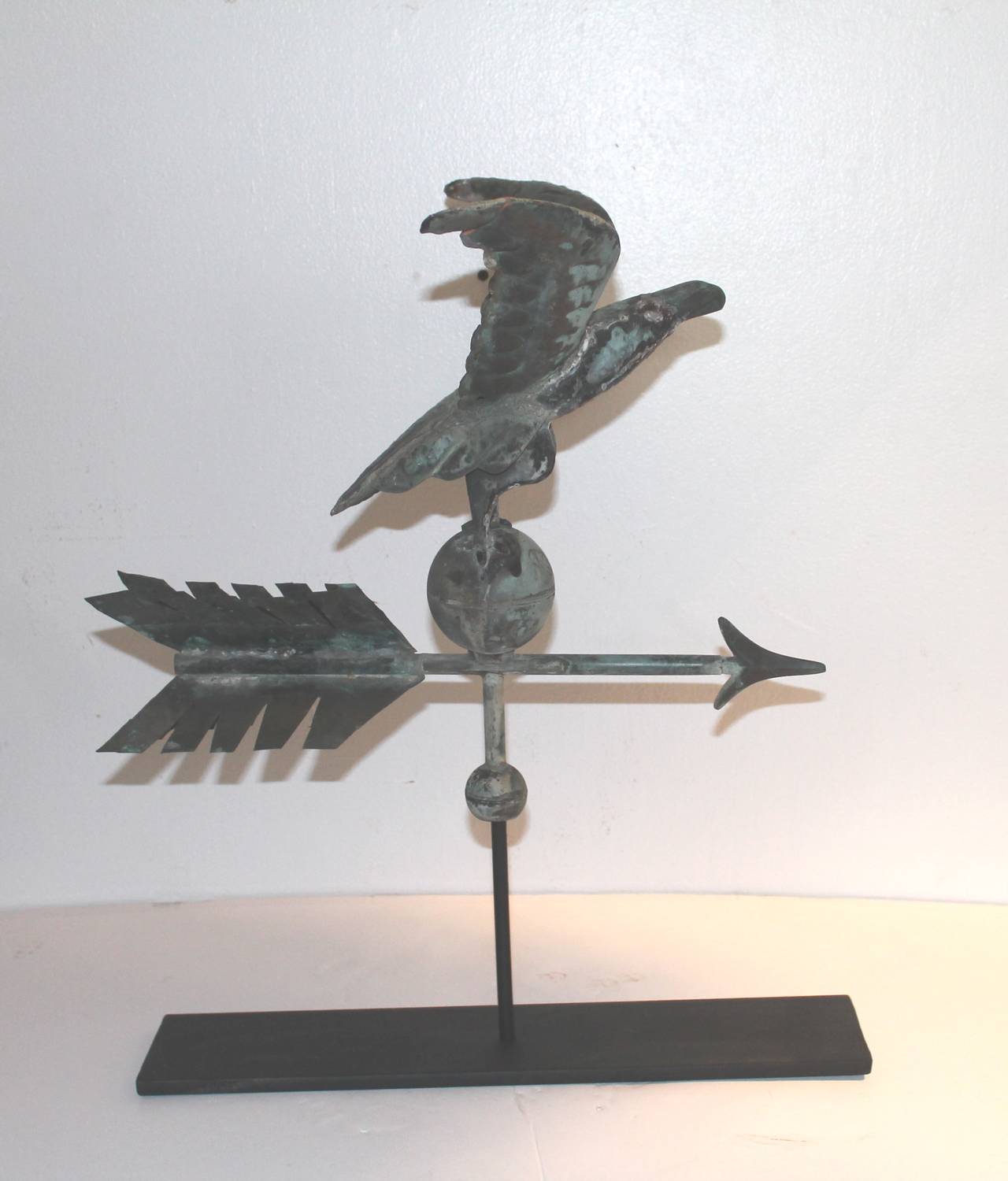 Fantastische, zierliche, seltene Wetterfahne mit Adler aus dem 19. Jahrhundert auf Ständer (Patiniert) im Angebot