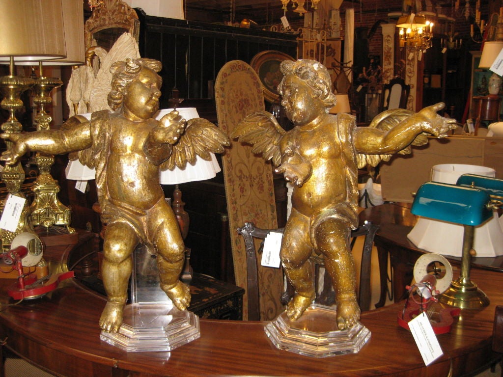 Pair of 18th Century Giltwood Angels For Sale 1