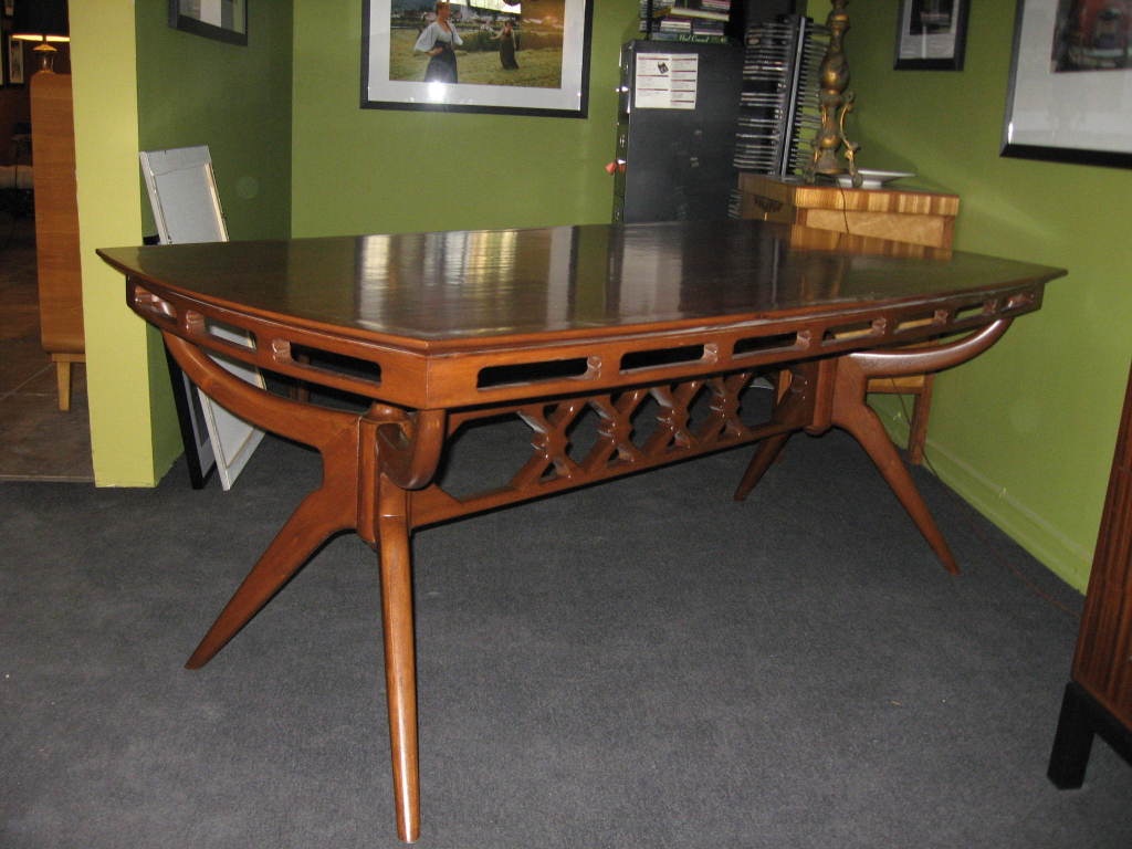 Argentine Mid-Century Modern Dining Table in Walnut by Bonta In Excellent Condition In Richmond, VA