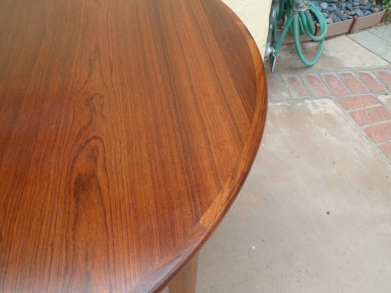 Danish Mid-Century Modern Extendable Rosewood Dining Table with Leaves In Excellent Condition In Richmond, VA