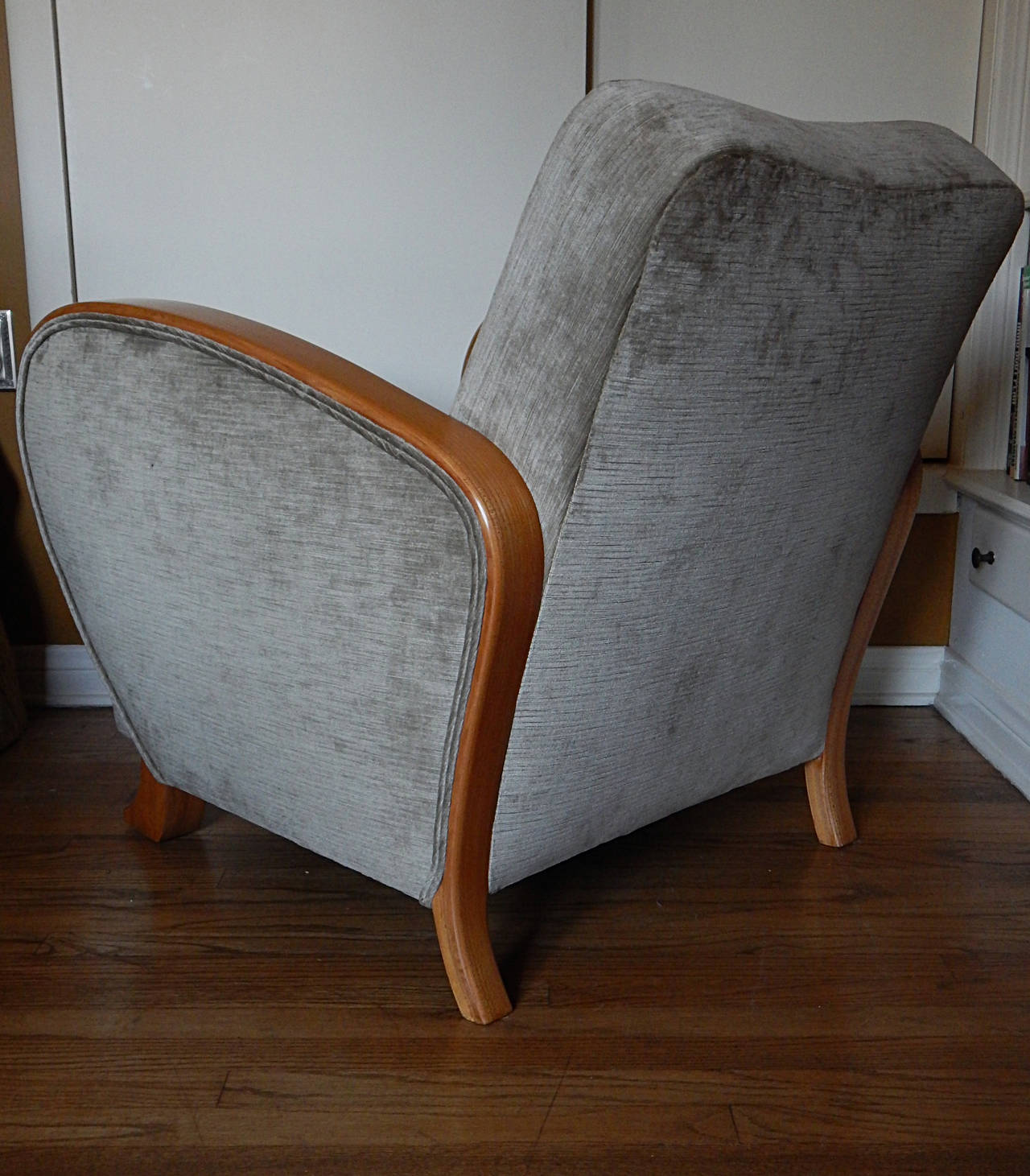 Pair of Swedish Art Deco Armchairs in Golden Elm, circa 1930 In Excellent Condition For Sale In Richmond, VA