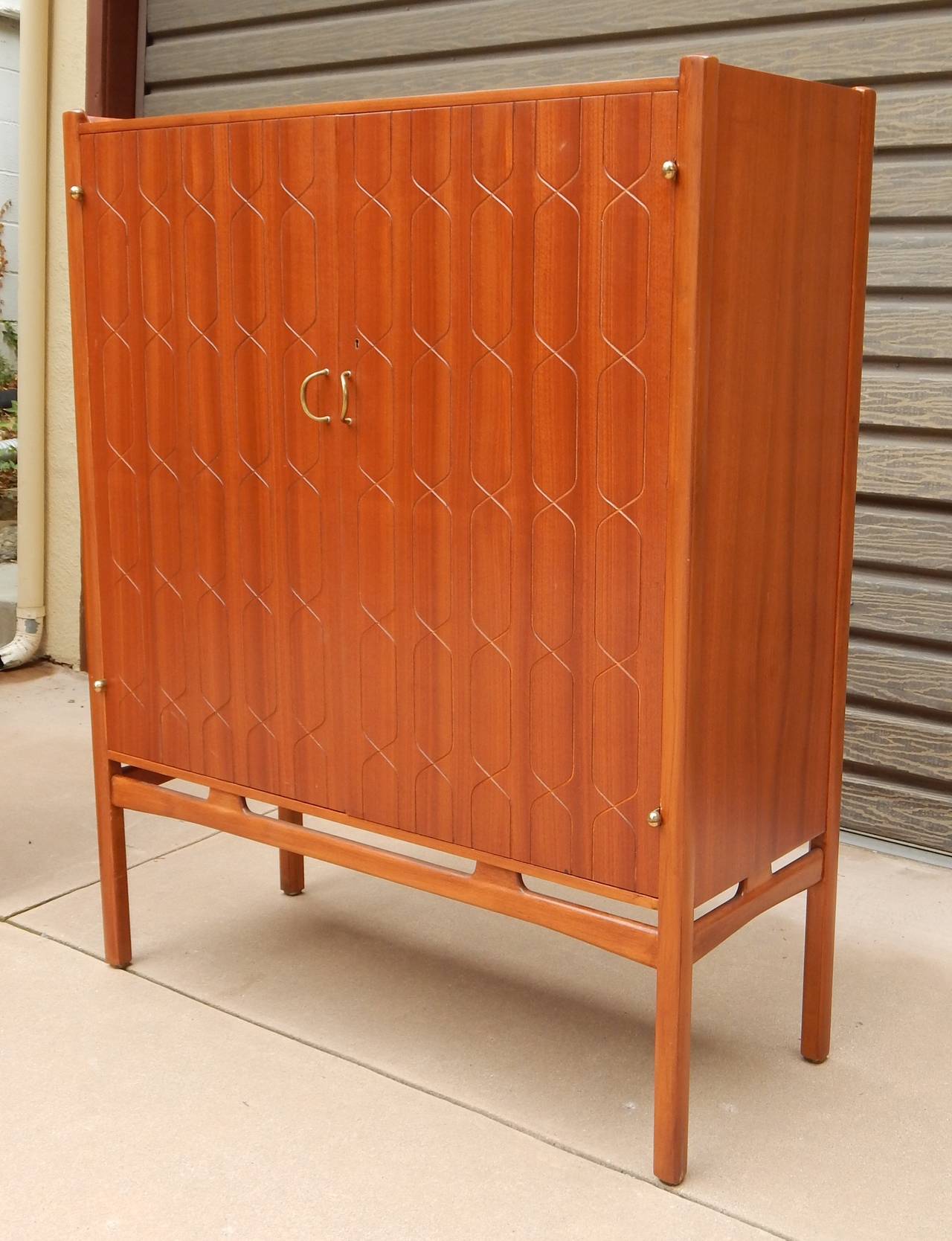 Mid-20th century storage cabinet in teak and birch.
Designed by David Rosén for NK (Nordiska Kompaniet) in Stockholm. Sweden, circa 1950. Interior composed of removable shelves and sliding drawers.
Lightly restored and in excellent antique