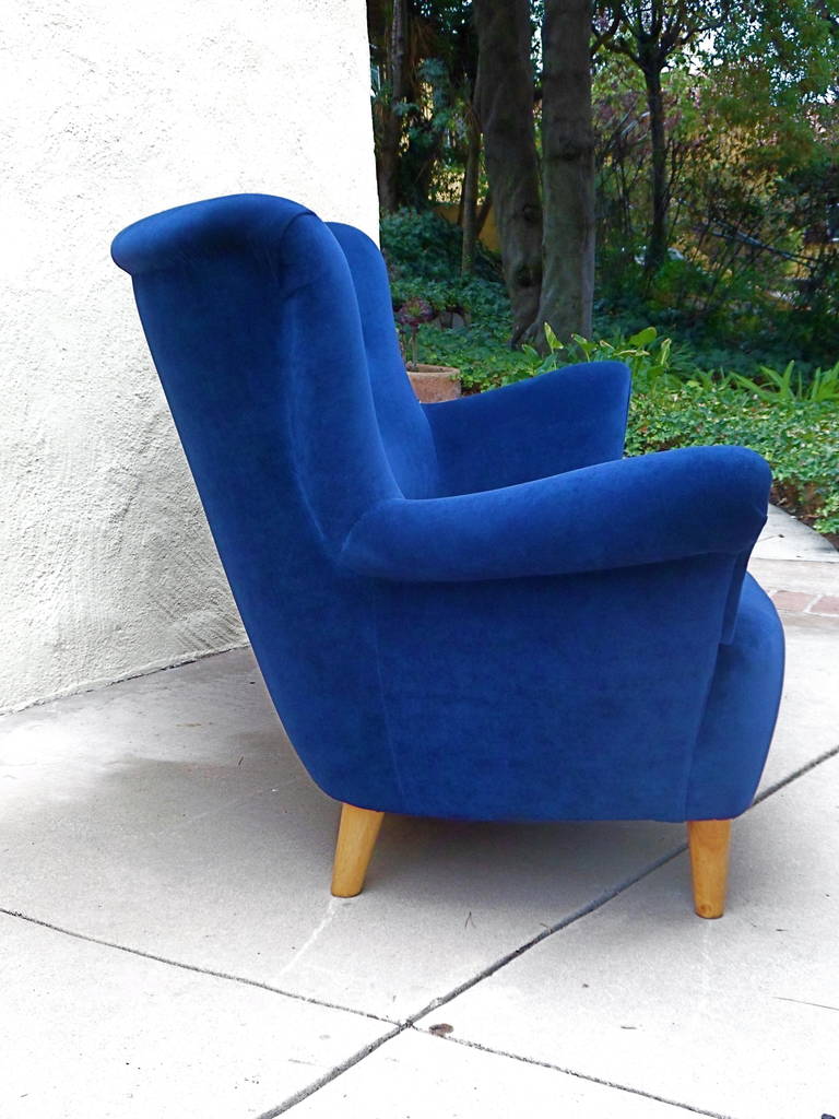 Modernes schwedisches Wingback-Sofa mit getufteter Rückenlehne. Restauriert und neu gepolstert mit dunkelblauem Samt. Massivholzrahmen aus Birke. Beine aus massivem Birkenholz. Crafted in Sweden ca. 1940 Der angegebene Preis ist der ENDGÜLTIGE