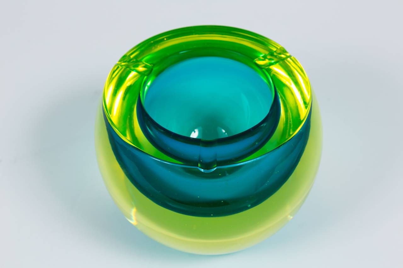 Excellent, heavy, art glass ashtray featuring the Sommerso technique, in uranium green and turquoise. Piece is in excellent condition with very few light scratches.