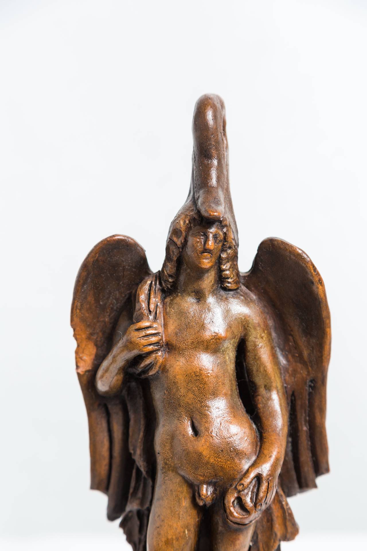 Tacheté Statue d'Icarus sur fragment de pierre en vente