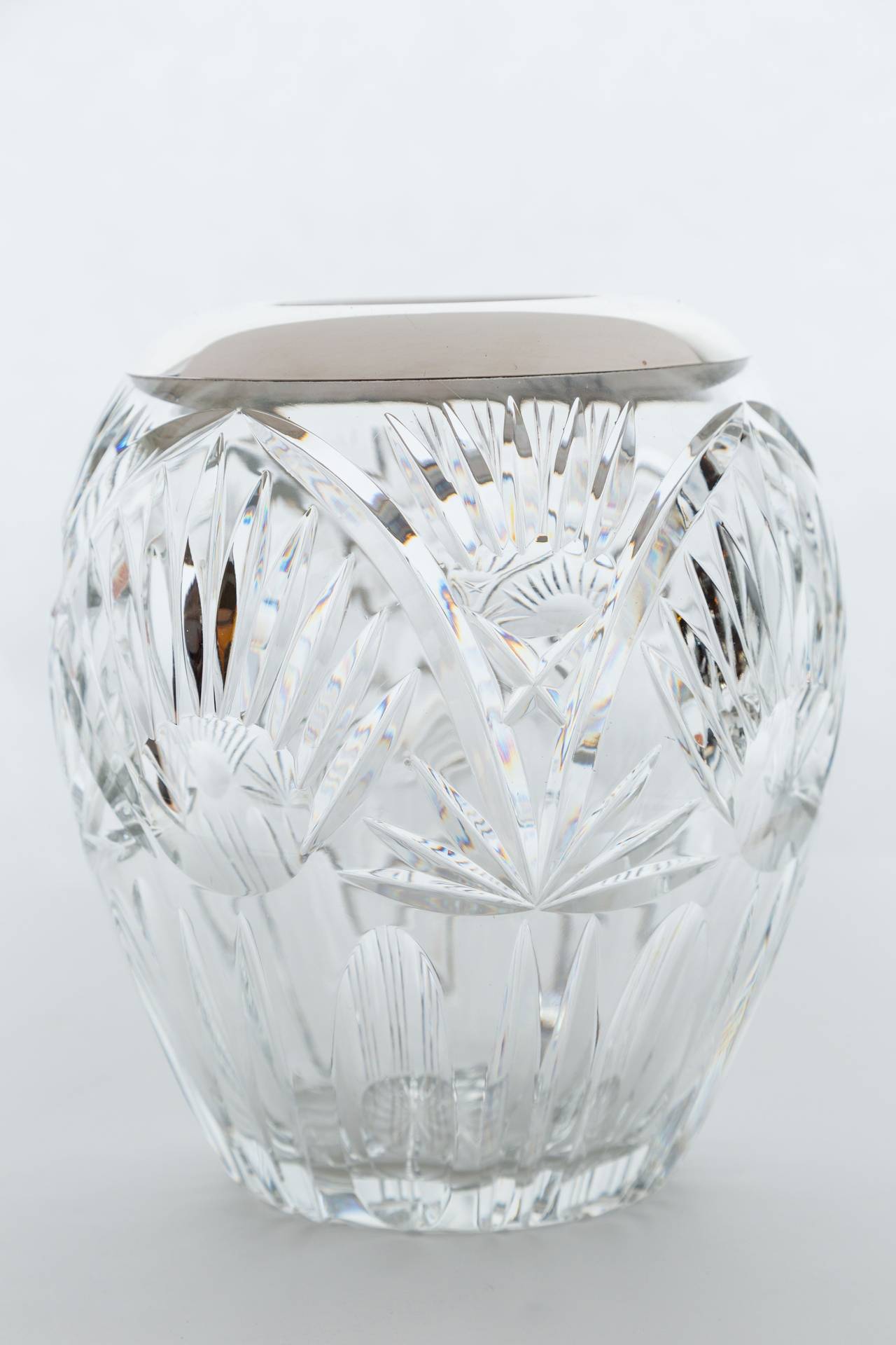 Ovale Vase mit Details aus geschliffenem Kristall, die durch ein Band aus Sterlingsilber am oberen Rand hervorgehoben werden. Das Band ist gestempelt: Made in Germany/ 925 Sterling Silber und hat einen kleinen Herstellerstempel (siehe Bild 3).