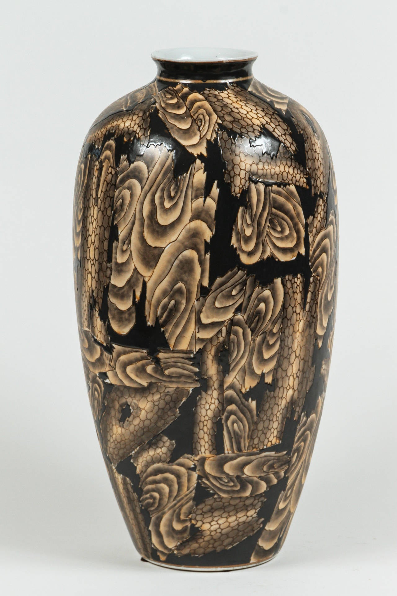 Grand vase japonais très unique avec un motif abstrait dans une variété de tons bruns. La glaçure brune la plus profonde est en relief, ce qui confère au vase une merveilleuse texture tactile.