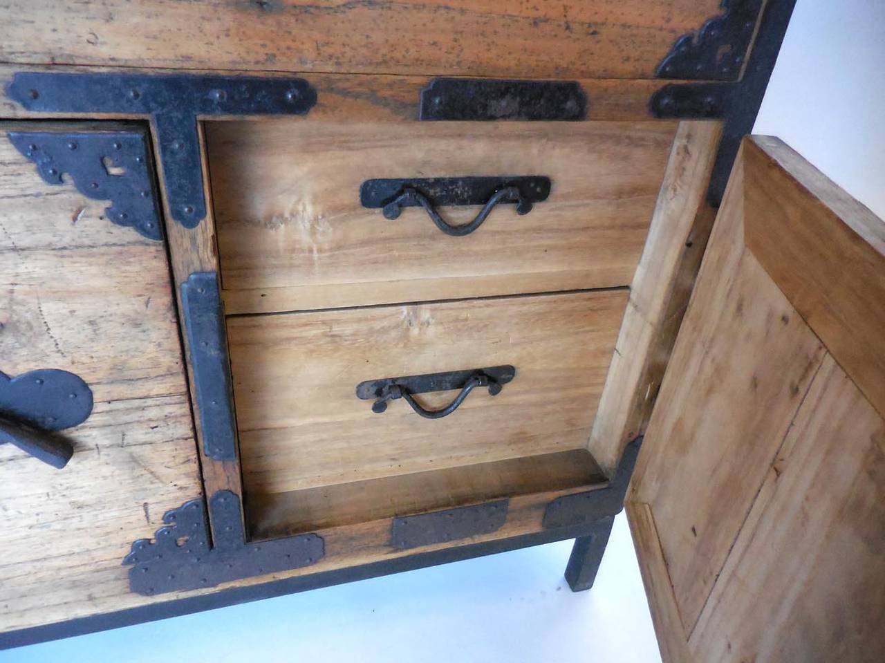 Pair of 19th Century Tansu Nightstands In Good Condition In Los Angeles, CA