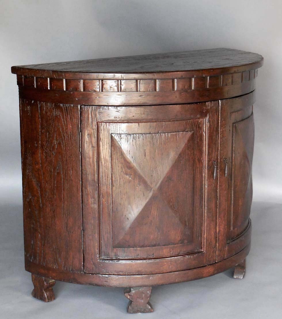 Américain Dos Gallos Custom Oak Wood Demilune Cabinet en vente