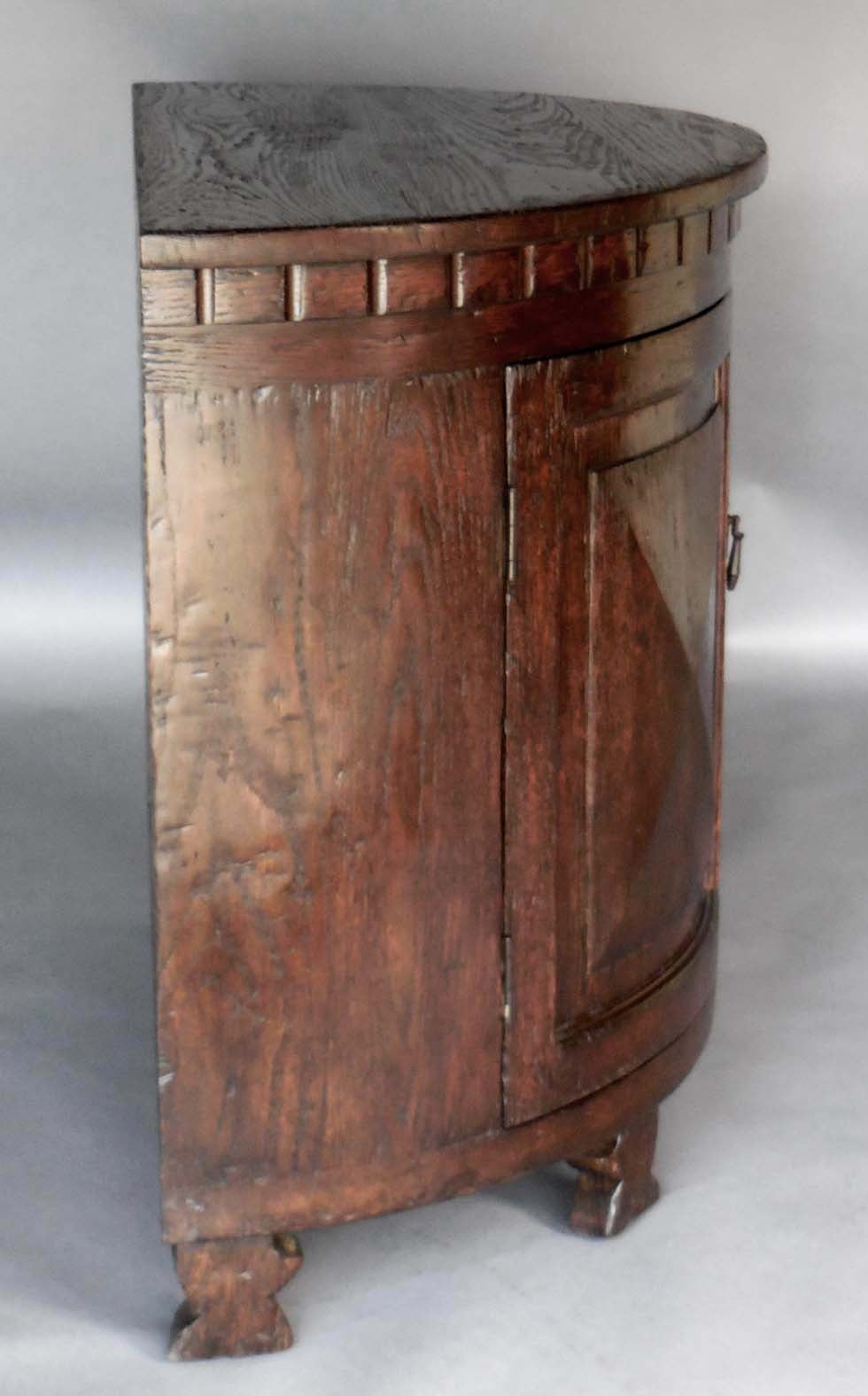 XXIe siècle et contemporain Dos Gallos Custom Oak Wood Demilune Cabinet en vente