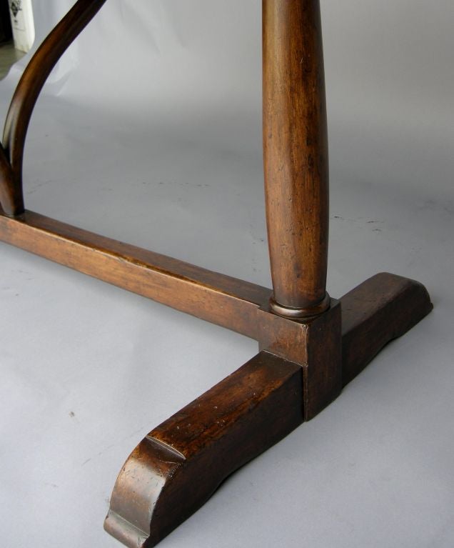 Ovaler Tisch aus Nussbaumholz mit Gestell in Form einer Wünschelroute von Dos Gallos Studio (21. Jahrhundert und zeitgenössisch) im Angebot